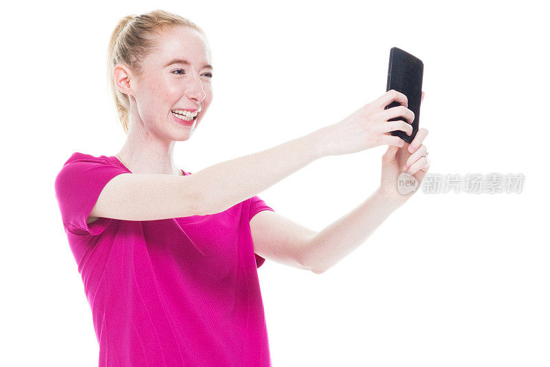 侧视图/腰部以上的20-29岁的成年美丽的白人女性/年轻女性运动穿着运动服谁是微笑的/快乐的/愉快的谁在自拍/拍照和拿手机/使用智能手机